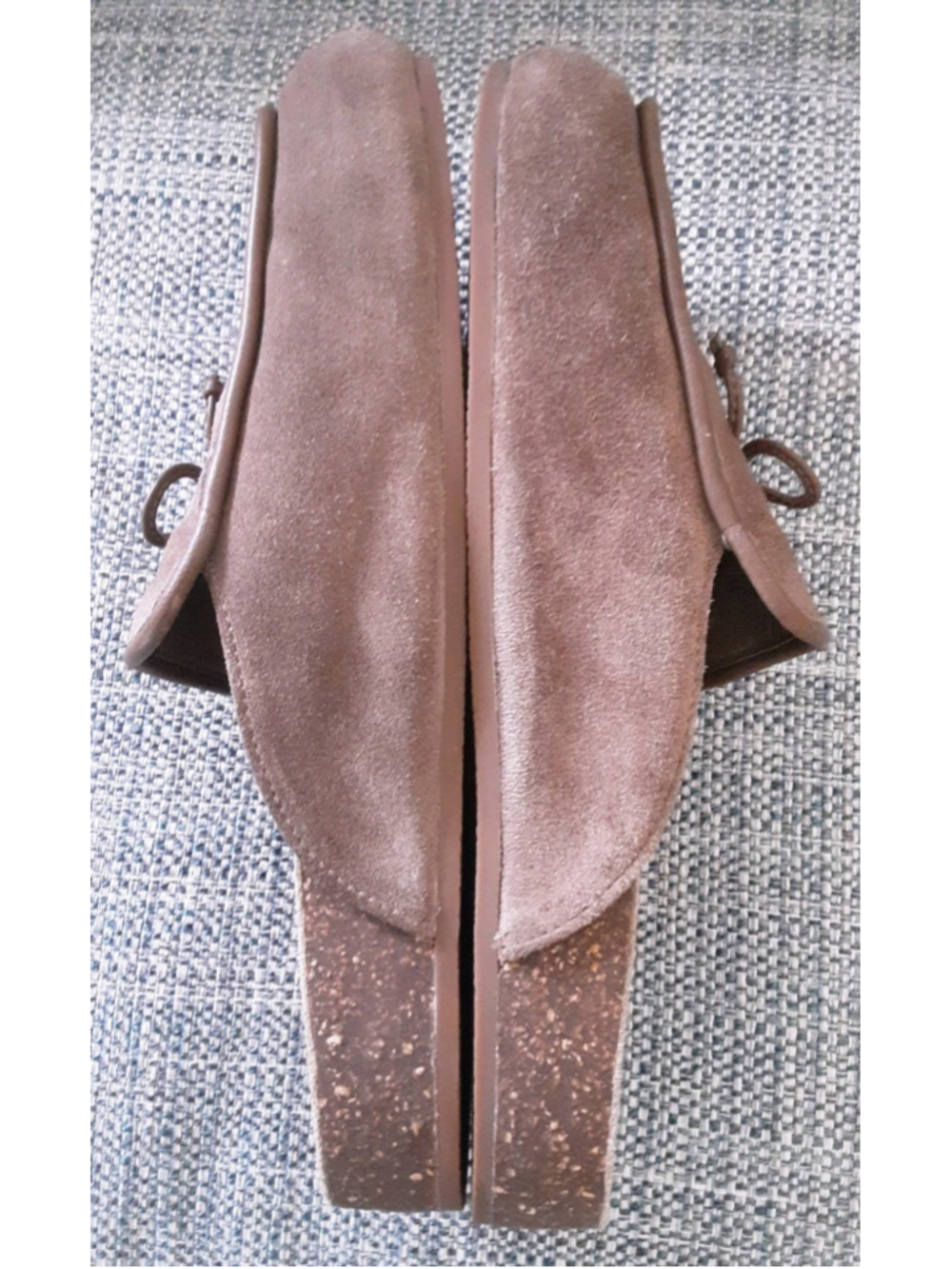 TORY BURCH River Rock Taupe Suede Mules Gold T Charm Bow Cork Insole Sz 5.5 Mint - Picture 6 of 14